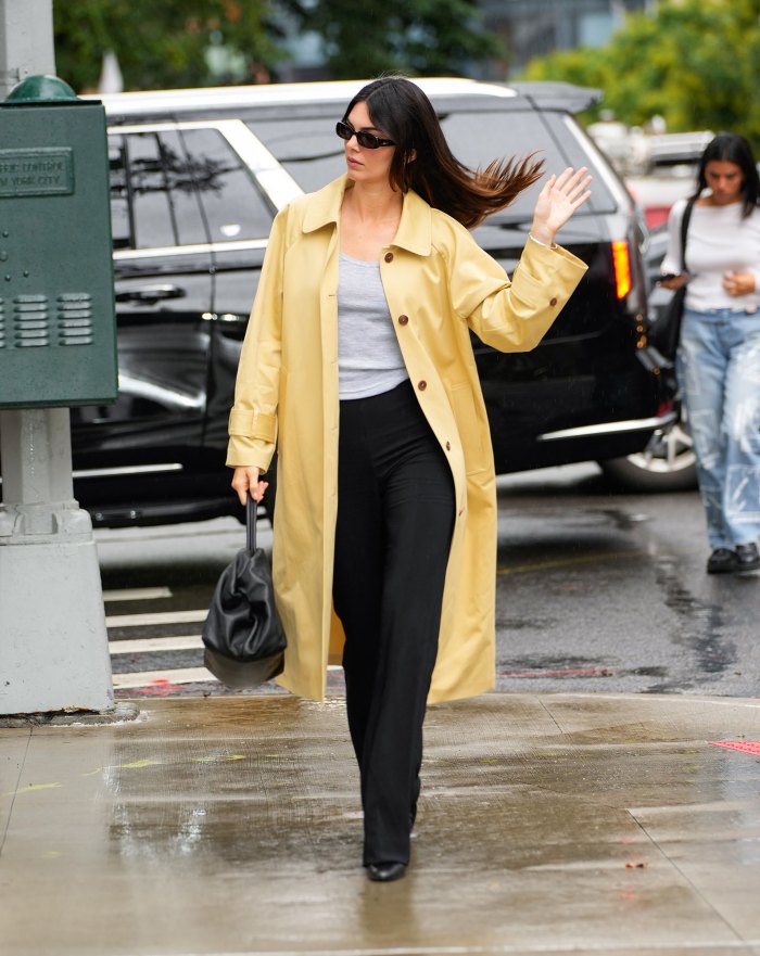 Kendall Jenner bringt im schicken gelben Mantel Sonnenschein in einen regnerischen Tag
