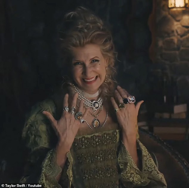 Musikvideo: Dern spielte 2022 die böse Stiefmutter in Swifts von Cindarella inspiriertem Musikvideo Bejeweled;  in einem Standbild aus dem Video zu sehen