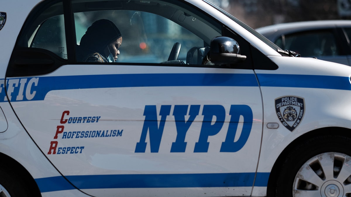 NYPD-Offizier in gekennzeichnetem Fahrzeug