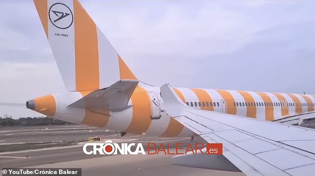 Der Vorfall ereignete sich gegen 9 Uhr morgens und führte dazu, dass die Flügelspitze eines der Flugzeuge brach. Im Bild: Das Flugzeug der Air Europa (weiß) kollidierte mit dem Heck des Condor-Flugzeugs (in Orange und Weiß).