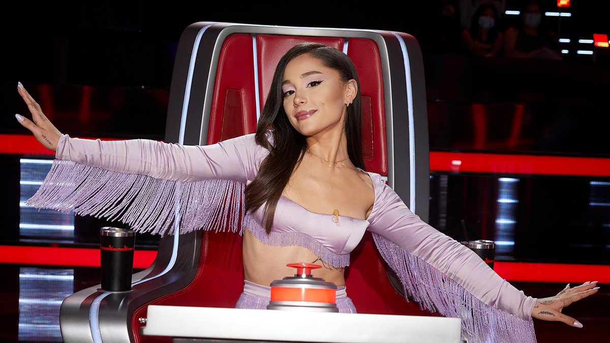 Ariana Grande sitzt auf dem Richterstuhl bei „The Voice“.