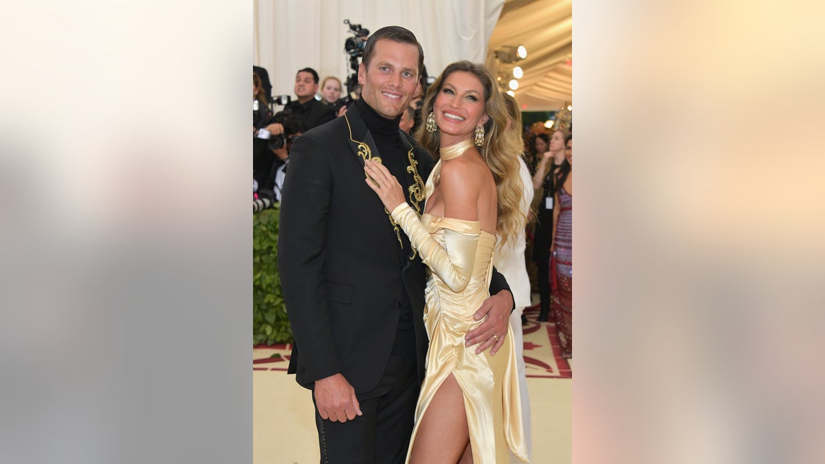 Tom Brady und Gisele Bundchen tragen bei der Met Gala 2018 in New York City passende goldene Outfits