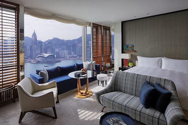 Den zweiten Platz belegt das hoch aufragende Rosewood Hong Kong, das im Kunst- und Designviertel Victoria Dockside der Stadt liegt und einen atemberaubenden Blick über den Hafen bietet