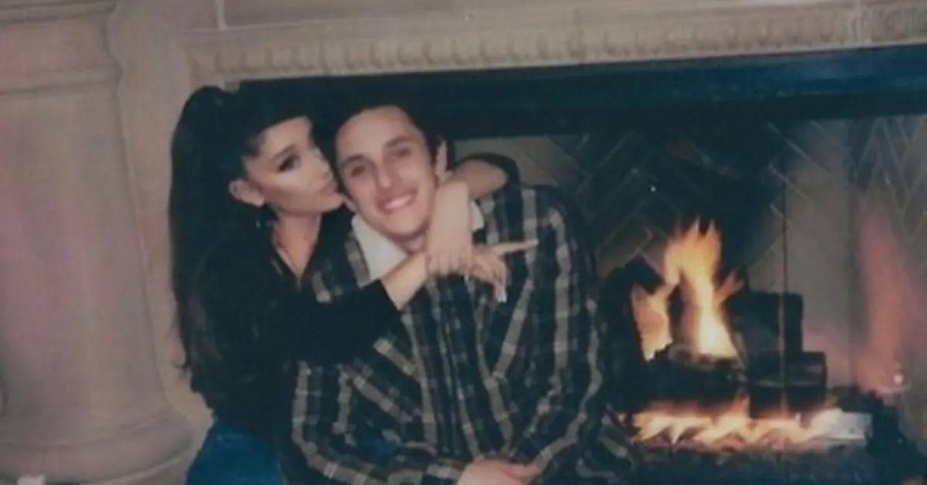 Ariana Grande und Dalton Gomez kuschelten sich neben einem Kamin.