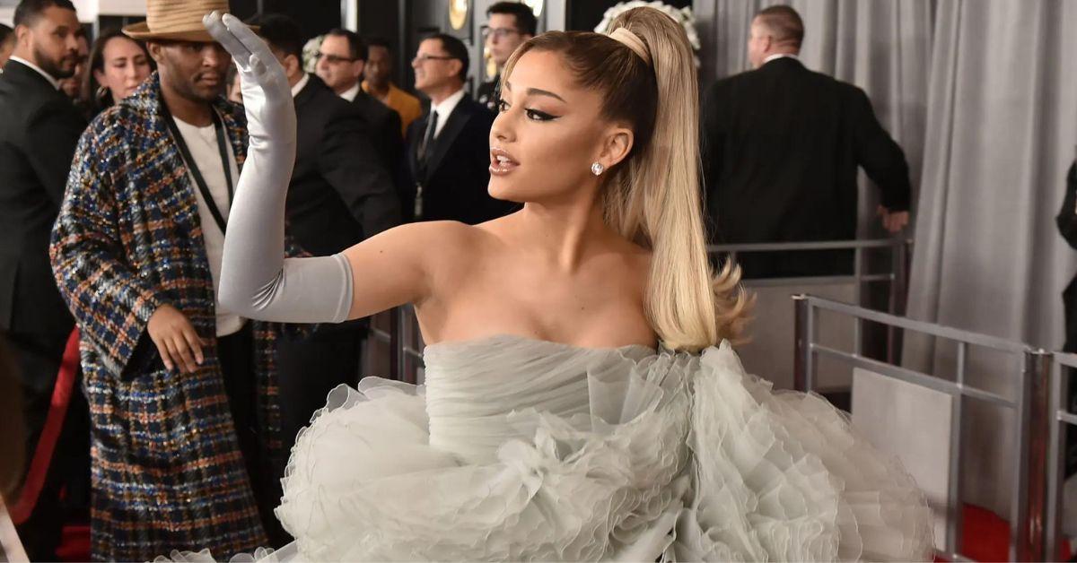 Ariana Grande besucht die Grammys in einem wunderschönen silbernen Kleid.