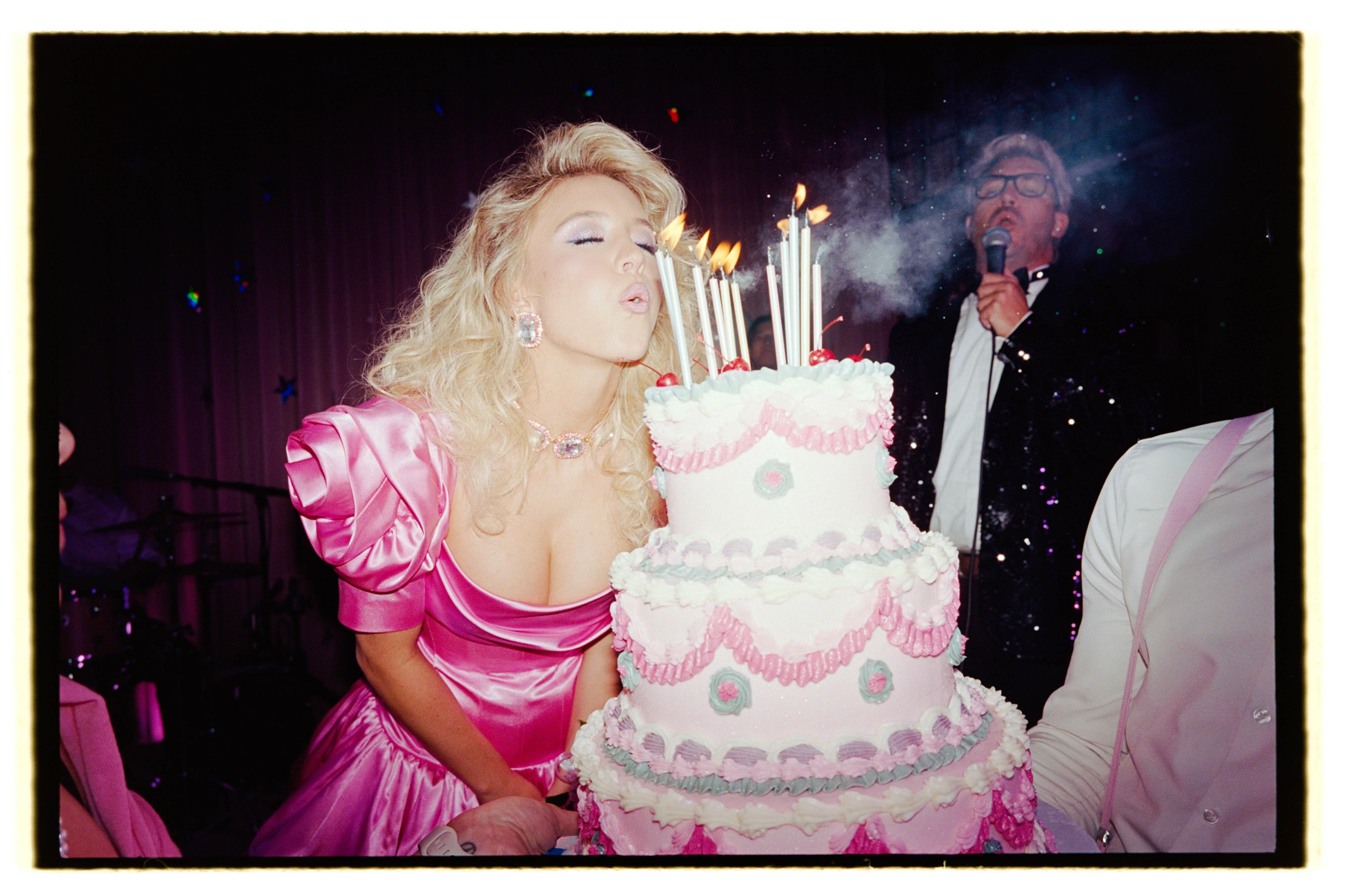 Sydney Sweeney auf ihrer Geburtstagsparty im 80er-Jahre-Stil