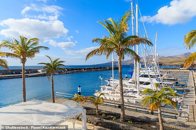 Oben befindet sich der Yachthafen von Puerto Calero, der 15 Gehminuten vom Secrets Lanzarote entfernt liegt.  Jane sagt, dass es ein guter Ort für „noble Geschäfte, Gin-Paläste und Leute zum Beobachten“ ist.