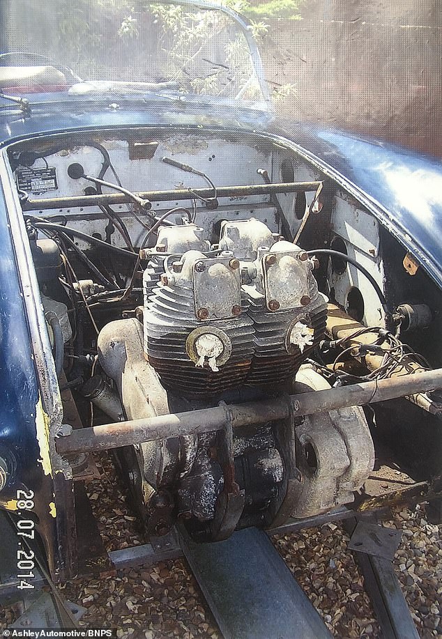 Der Motor des Autos ist im Jahr 2014 vor der Restaurierung abgebildet, nachdem er seit Ende der 1960er Jahre versteckt war