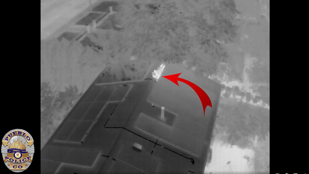 Der Pfeil zeigt auf einen Verdächtigen auf einem Dach in Colorado