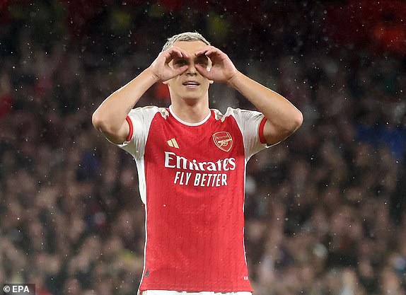 epa10872780 Leandro Trossard of Arsenal celebrates after scoring his team's second goal during the UEFA Champions League Group B match between Arsenal London and PSV Eindhoven in London, Britain, 20 September 2023.  EPA/NEIL HALL