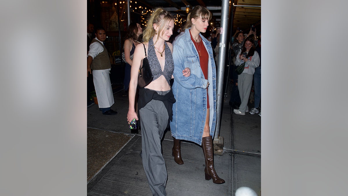 Taylor Swift und Sophie Turner gehen gemeinsam durch New York City