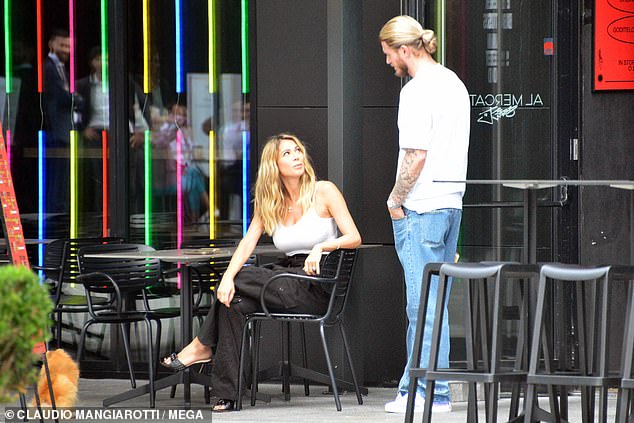 Süß: Das Paar, das seinen Hund zum Mittagessen mitbrachte, unterhielt sich vor dem Restaurant im Freien