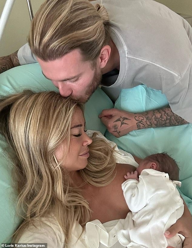 Erfreut: Das Paar bestätigte letzten Monat in einer Reihe von Instagram-Posts die Geburt ihrer Tochter Aria