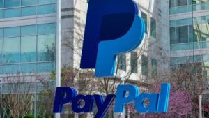 PayPal-Logo und Vorderseite der Zentrale