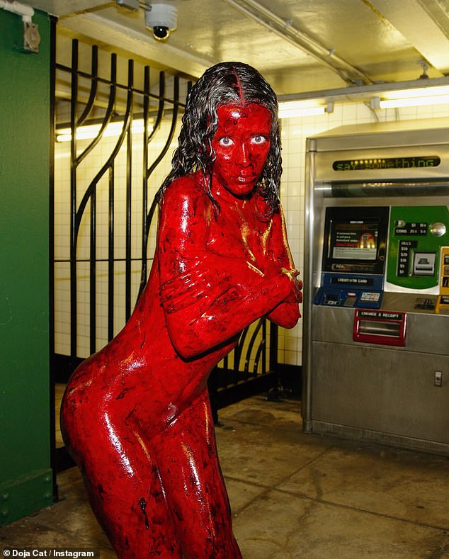 Gruselig: Als Teil der Werbung für ihr Album ließ Doja blutüberströmte Schaufensterpuppen nach ihrem Vorbild anfertigen und stellte letzte Woche eine der schockierenden Figuren in einer New Yorker U-Bahn zur Schau