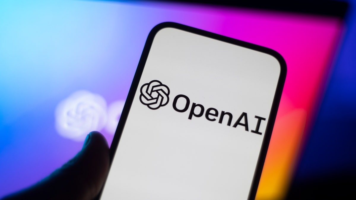 Das OpenAI ChatGPT-Logo ist auf einem Mobiltelefon zu sehen