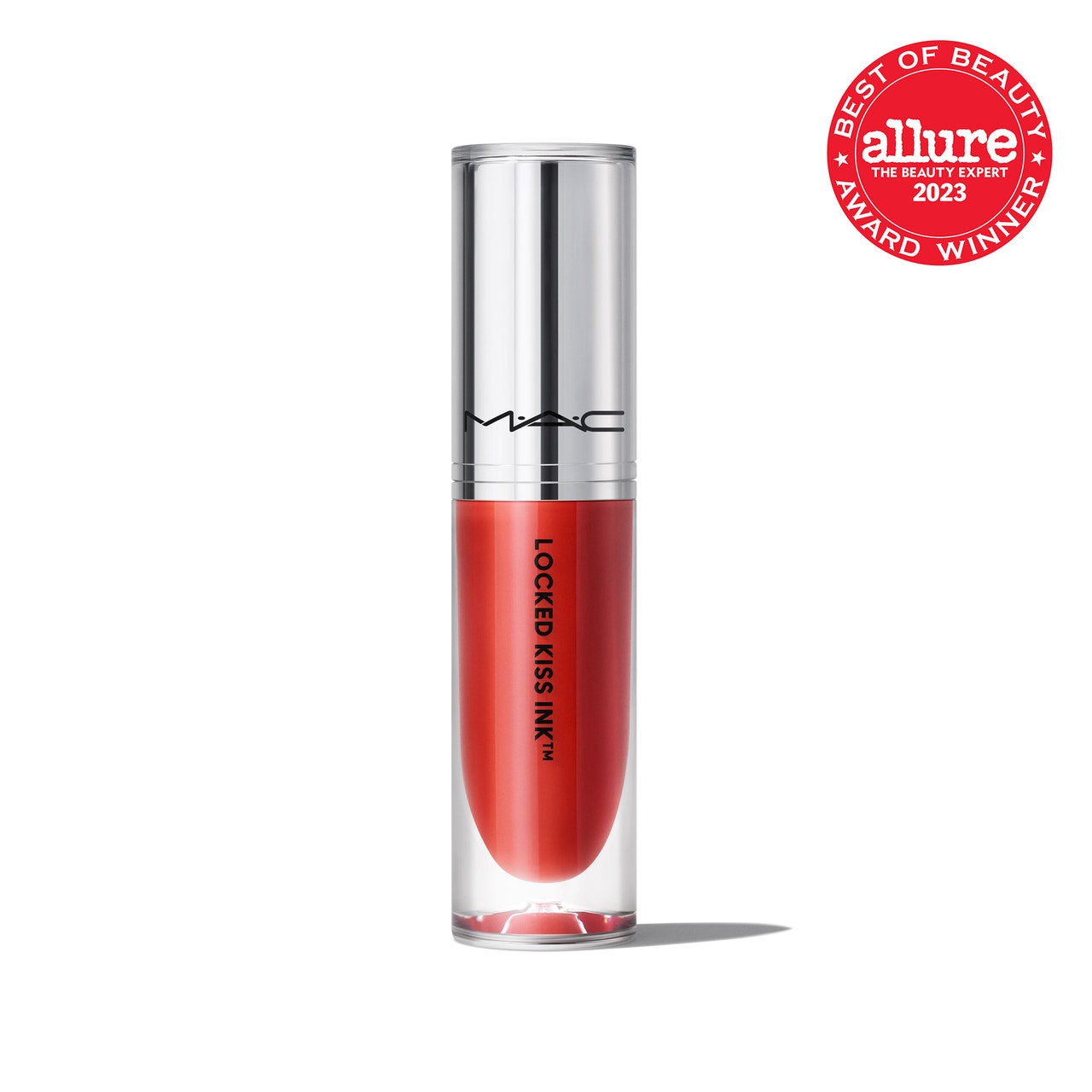 MAC Locked Kiss Ink Liquid Lipcolour, transparentes Fläschchen mit rotem flüssigem Lippenstift mit silberner Kappe auf weißem Hintergrund mit rotem Allure BoB-Siegel in der oberen rechten Ecke