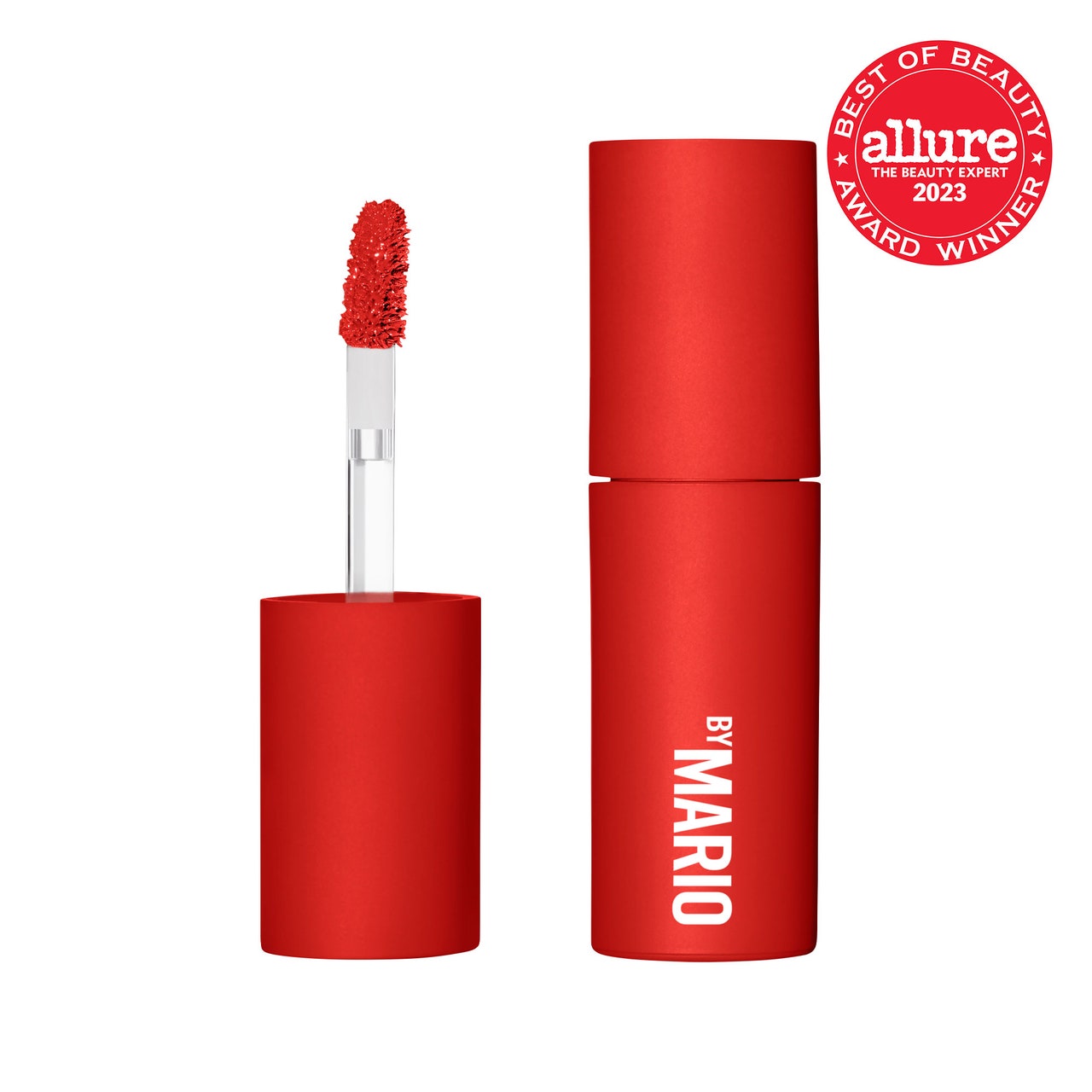 Make-up von Mario MoistureGlow Plumping Lip Color, rotes Fläschchen mit flüssigem Lippenstift mit Kappe und Stift an der Seite auf weißem Hintergrund mit rotem Allure BoB-Siegel in der oberen rechten Ecke