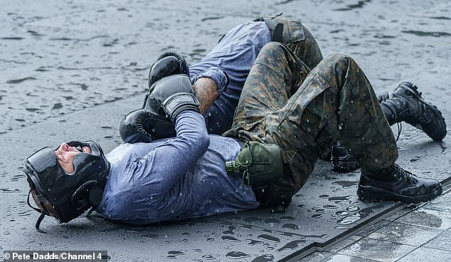Während der Dreharbeiten zur SAS-Show letztes Jahr in Vietnam ist zu sehen, wie Hancock dem Ex-Flügelspieler einen Schlag versetzt, bevor er zu Boden geworfen wird