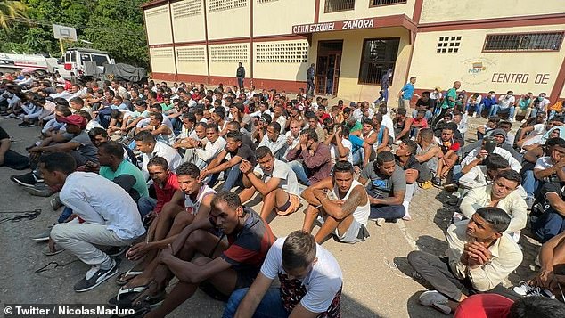 Die Insassen des Tocorón-Gefängniszentrums standen vor dem Gefängnisgebäude in einer Reihe, bevor die Behörden begannen, sie in andere Haftanstalten zu verlegen