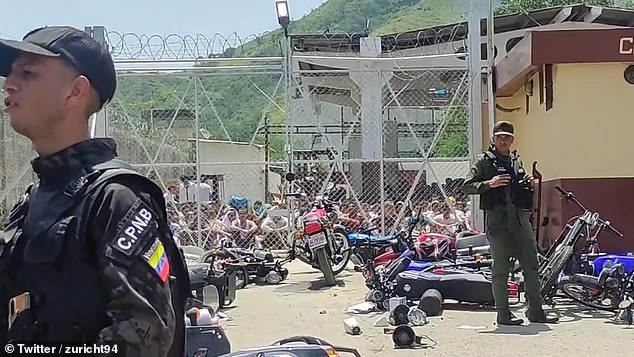 Venezolanische Polizisten beschlagnahmten Dutzende Motorräder, die der Tren de Aragua für den persönlichen Gebrauch im Gefängnis hatte