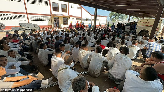 Gefangene im Tocorón-Gefängniszentrum sitzen nebeneinander, nachdem 11.000 Polizisten und Soldaten am Mittwoch das Gefängnis gestürmt und die Kontrolle zurückerobert haben