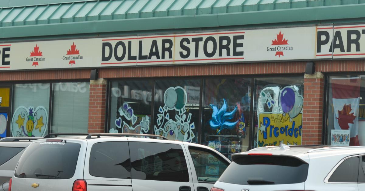 Eine Außenansicht eines Dollar Stores.