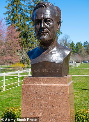 Oben ist eine Büste von Roosevelt auf dem Gelände seines Hauses im Hyde Park zu sehen