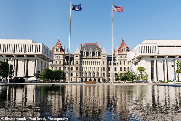 Oben ist das New York State Capitol in Albany zu sehen, das laut Lindsay wie ein „transplantiertes französisches Schloss“ aussieht.