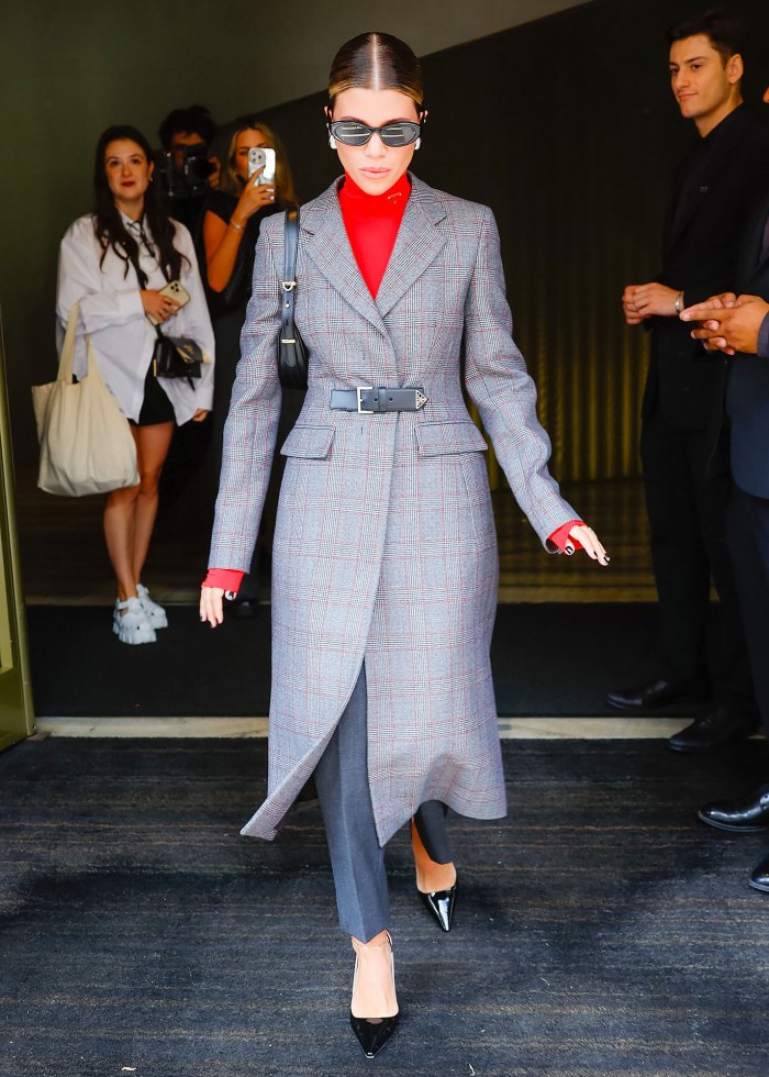 Sofia Richie im grauen Mantel auf der Mailänder Modewoche 2