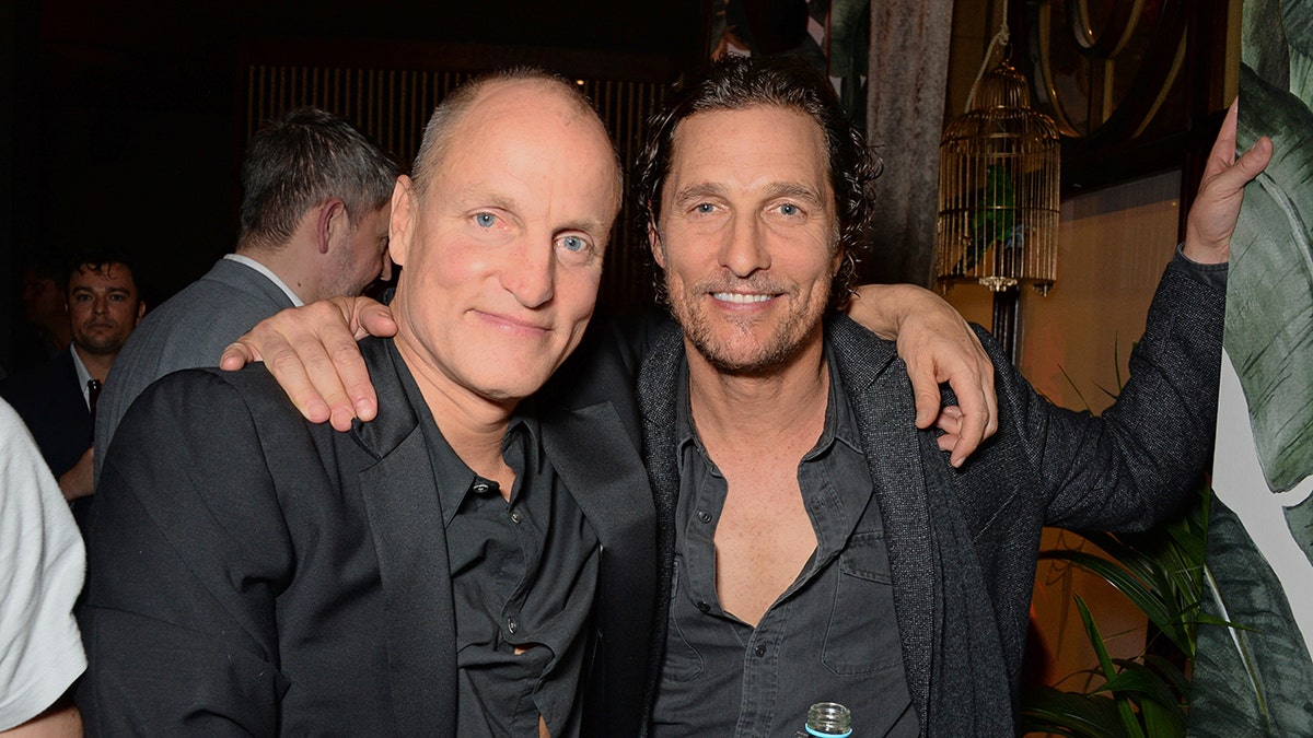 Woody Harrelson mit seinem Arm um Matthew McConaughey