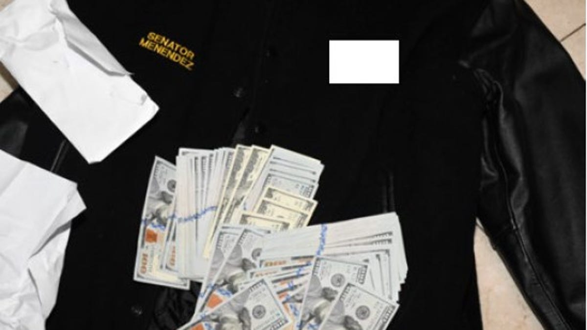 Ein von Bundesermittlern aufgenommenes und der Anklageschrift am Freitag beigefügtes Bild zeigt Bargeld, das in Menendez' Jacke in seinem Haus gefunden wurde.