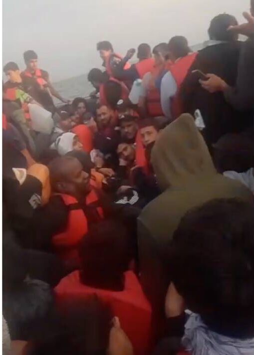 50-60 Migranten in einem Boot 
