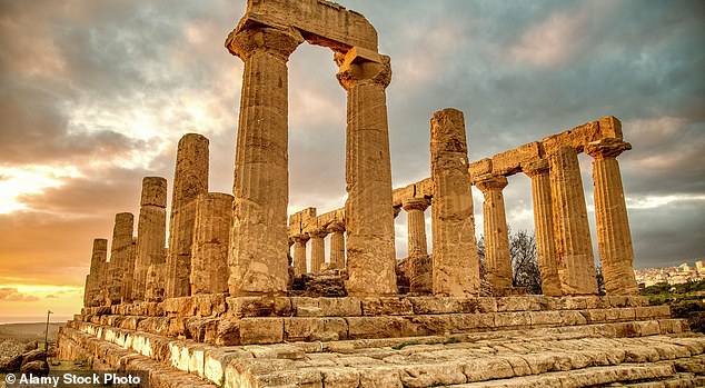 Alt: Oben sind die Ruinen des Juno-Tempels im Tal der Tempel in Agrigent zu sehen