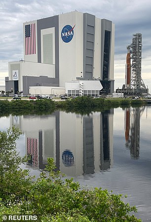 Die NASA selbst hat ebenfalls noch nicht auf einen Kommentar geantwortet, aber DailyMail.com wird diese sich entwickelnde Geschichte aktualisieren, wenn sie dies tut