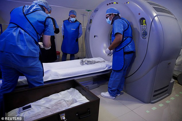 Der Radiologe Guillermo Ramirez bereitet sich darauf vor, einen CT-Scan an einem winzigen Körper einer Probe durchzuführen, von der der UFO-Reporter Jaime Maussan sagt, dass sie mit keiner bekannten irdischen Spezies verwandt ist