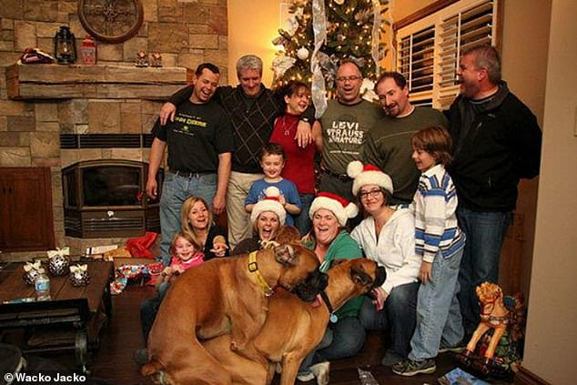 Die Show gestohlen!  Offenbar haben sich zwei Hunde in den USA die Weihnachtszeit für Familienfotos ausgesucht, um etwas ausgelassener zu werden