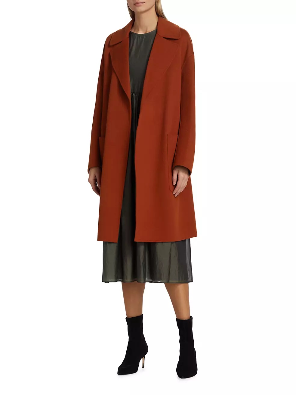 Ein Model in einem burgunderroten Mantel