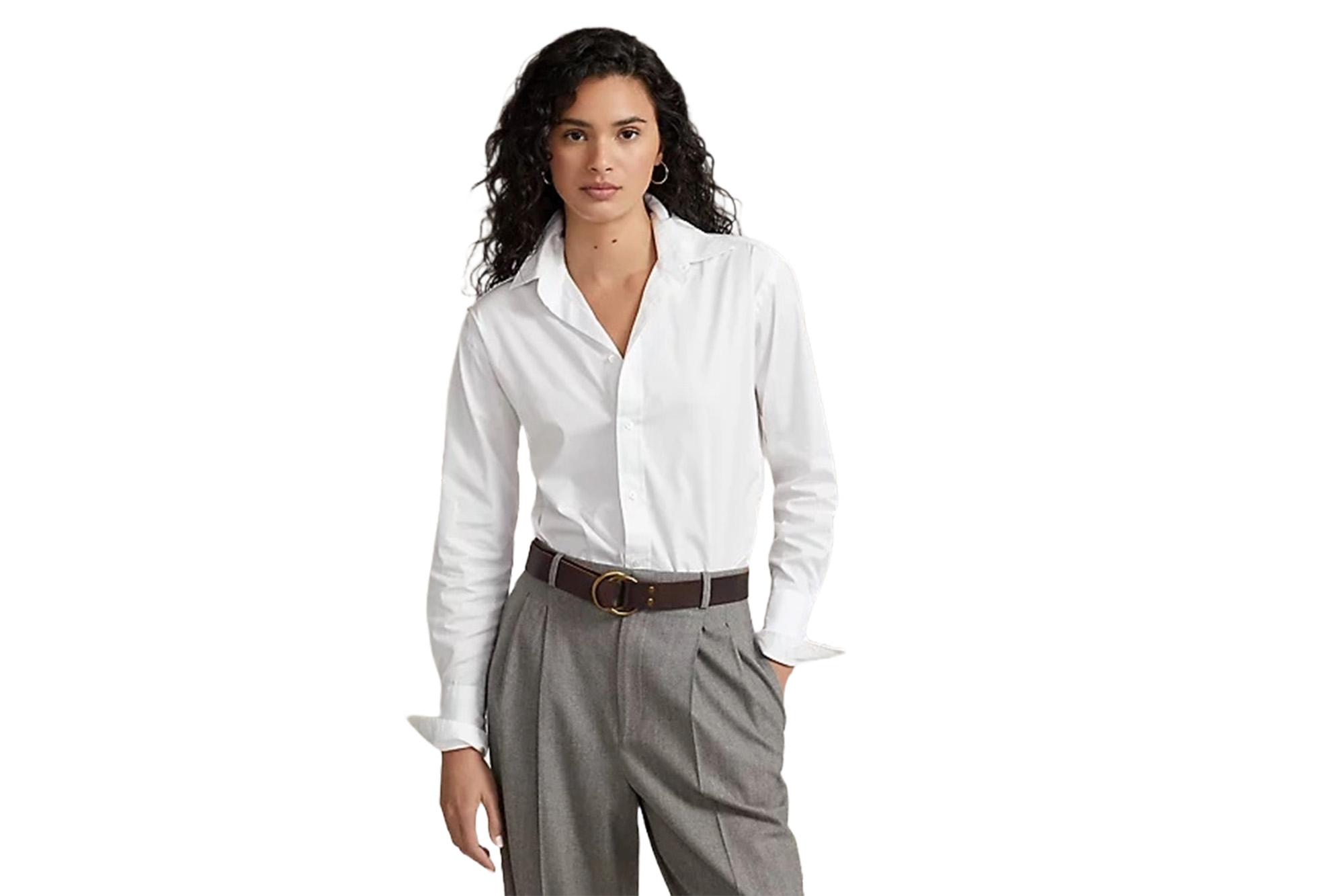 Ein Model in einem weißen Button-Down-Shirt und einer grauen Hose