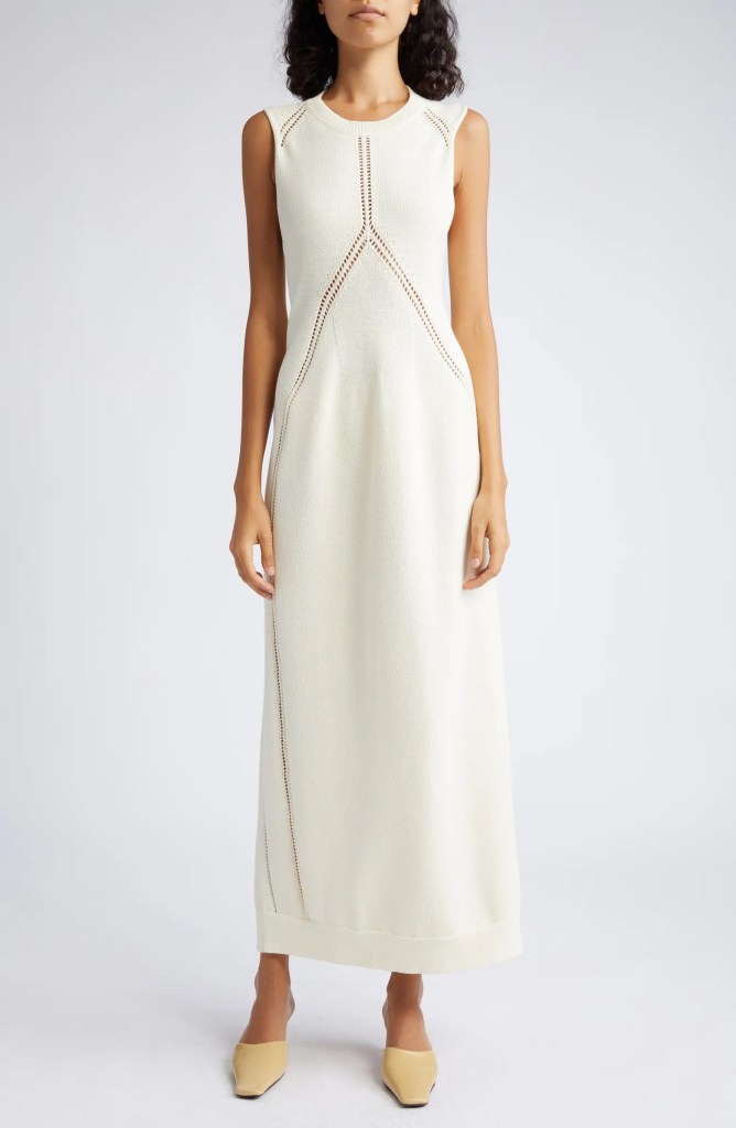 Ein Model in einem weißen langen Kleid
