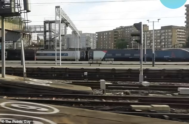 Nicky filmt die Aussicht, als sein Zug in London Euston einfährt