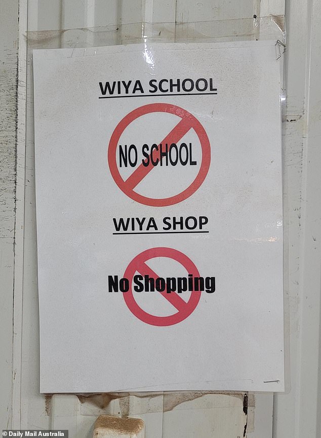 Schilder warnen „Keine Schule, kein Einkaufen“ auf Englisch und Pitjantjatjara, das 91,8 Prozent der Ureinwohner von Pukatja sprechen