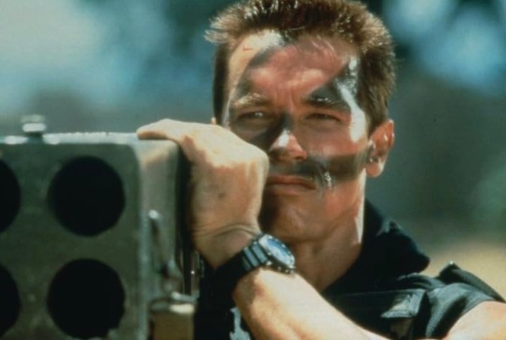 Arnold Schwarzenegger hält in Commando einen Raketenwerfer.
