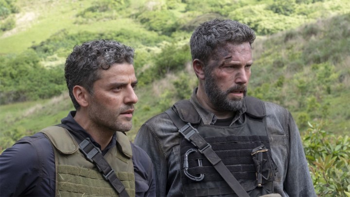 Oscar Isaac und Ben Affleck stehen als Soldaten in Triple Frontier nebeneinander.