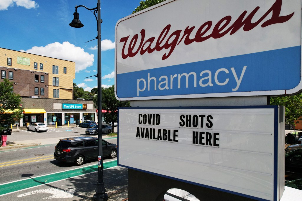 Ein Schild vor einer Walgreens-Apotheke wirbt dafür, dass COVID-Impfungen verfügbar sind.