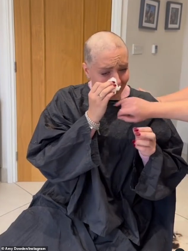 „Schwerester Schritt“: Es kommt Tage, nachdem Amy den emotionalen Moment erzählt hat, als sie sich den Kopf rasierte, nachdem sie nach ihrer vierten Chemotherapie-Behandlung gegen Brustkrebs ihre Haare verloren hatte