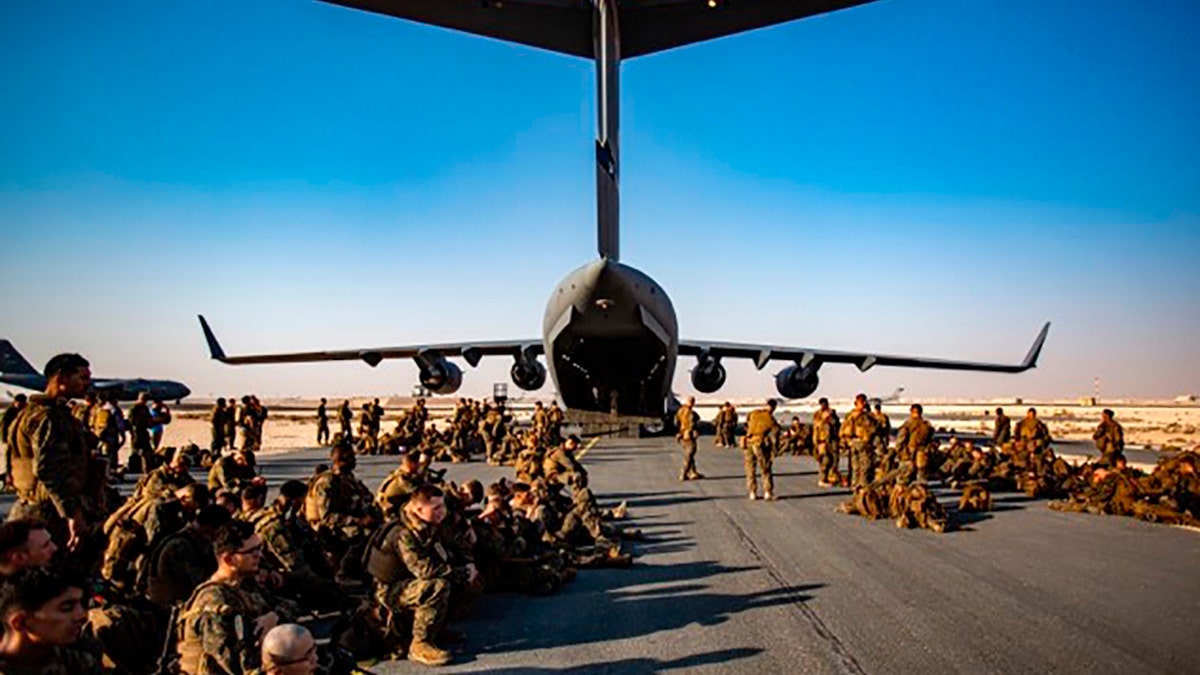 Marines warten auf einen Flug in Afghanistan