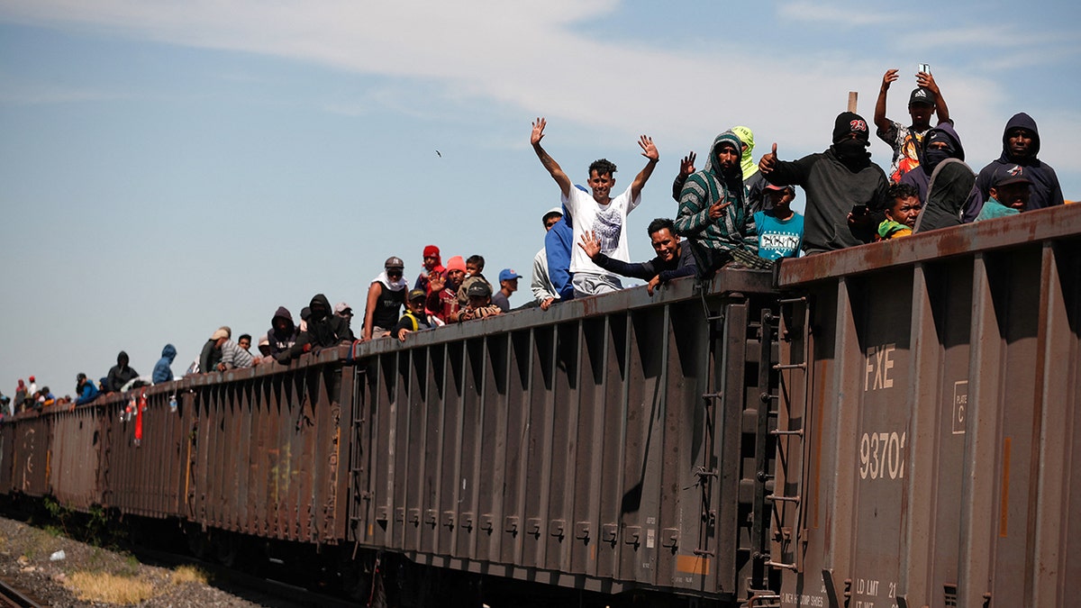 Asylsuchende, die in die USA reisen, reisen in Paredon in einem Zug