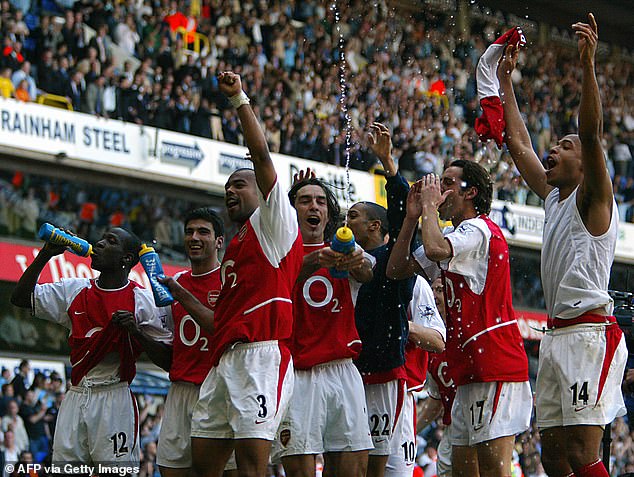 Arsenal holte 2003 nach einem Rückstand einen 2:1-Sieg gegen Tottenham und holte sich später in der Saison den Titel an der White Hart Lane