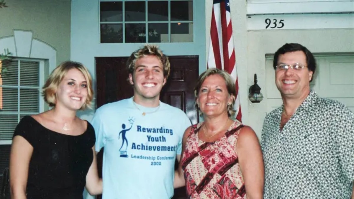 Jennifer Kesse (links), ihr Bruder (Mitte links), ihre Mutter (Mitte rechts) und ihr Vater (rechts)